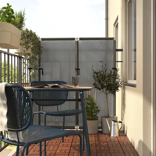 Küçük Balkon dekorasyonu fikirleri ya da önerileri ile küçük bir alanı bile daha kullanışlı ve keyifli bir hale dönüştürebilirsiniz. Çay ve kahve keyfi yapacağınız balkonunuzu, dilediğiniz dekorasyon stili ile istediğiniz görünüme kavuşturabilirsiniz. Küçük balkon dekorasyonu için tercih edeceğiniz dekoratif objeler, saksılar veya balkon süsleri ile daha zevkli ve şık bir alan hazırlayabilirsiniz. Ailenizle, sevdiklerinizle veya arkadaşlarınızla keyifli bir yemek yemek için, şık ve konforlu bir balkon dekorasyonu hazırlayabilirsiniz. Balkon dekorasyonu için sunduğumuz önerileri, küçük veya büyük tüm balkonlar için uygulanabilmektedir. Hem görsel olarak modern bir hava yaratacak, hem de balkonunuzu daha verimli bir şekilde kullanabileceksiniz. Balkon Dekorasyon Ürünleri Balkon dekorasyon fikirleri her zevke ve her stile hitap eden farklı tasarımları içermektedir. Evinizin genel havası ile uygun, balkonunuzun büyüklüğüne göre ideal bir dekorasyon stili tercih edebilirsiniz. Balkon dekorasyonu için pek çok farklı dekorasyon ürününü değerlendirebilirsiniz. Eğer kapalı balkon dekorasyonu yapmak istiyorsanız, çok şanslısınız. Kapalı balkonları, minik bir oda şeklinde dizayn edebilirsiniz. Özellikle alandan tasarruf elde etmek için, kapalı balkonlarda duvarları da kullanabilirsiniz. Minik duvar rafları, duvar saksıları ve duvar aydınlatmaları ile eşsiz bir dekorasyon stili oluşturabilirsiniz. Çayınızı içerken veya kahve keyfi yaparken balkonunuzu kullanabilirsiniz. Cam balkon dekorasyon fikirleri de yine pek çok alternatifi bir arada sunmaktadır. Balkonu daha kullanışlı ve verimli bir alan haline dönüştürmek için mutlaka zemin dekorasyonuna da önem vermelisiniz. Balkon halıları veya balkon paspasları ile daha şık ve sıcak bir ortam hazırlayabilirsiniz. Balkon dekorasyon ürünleri içerisinde en geniş ürün çeşitliliği, mobilya ürün grubudur. Balkonunuzun büyüklüğüne uygun bir mobilya tercih ederek, alanın daha verimli şekilde kullanılması sağlanabilir. Balkon mobilyası seçiminizde, balkonun alanı yanı sıra açık veya kapalı balkona uygun ürün seçimine de dikkat etmelisiniz. Kapalı balkonda kullanacağınız mobilyalar, hava şartlarından etkilenmeyebilir. Ancak açık balkonlarda yağmur, rüzgar veya güneşten etkilenmeyen mobilya çeşitlerini tercih etmelisiniz. Doğru bir balkon dekorasyonu stili tercih ederek, alanın bir kış bahçesine dönüşmesini sağlayabilirsiniz. Dar Balkon Dekorasyonu Dar balkon dekorasyonu, küçük ve daha kısıtlı alana sahip olan balkonlar için doğru bir tercih olacaktır. Dar ve küçük balkonu dekore ederken doğru mobilyalar, doğru dekoratif ürünler ve objeleri kullanmalısınız. Minimal tasarıma sahip olan mobilyalar, bu alanlar için ideal bir tercih olacaktır. Aynı şekilde açılır kapanır tasarıma sahip olan mobilyalar da sizlere konforlu bir çözüm sunacaktır. Balkon duvar dekorasyonu önerileri, dar alanlar için daha fazla önem taşımaktadır. Çünkü dar balkonu dekore ederken, zemini kısıtlı şekilde kullanmanız gerekmektedir. Duvarı kullanarak, balkonu renklendirebilir ve istediğiniz dekorasyon stilini yansıtabilirsiniz. Minimal düzeyde tercih edeceğiniz mobilyalar ile de alanı tasarruflu şekilde kullanabilir ve daha geniş bir hareket alanı ortaya çıkartabilirsiniz. Balkon dekorasyonu seçiminizde renk tercihiniz de oldukça önemlidir. Küçük balkonlar için her zaman açık renkleri tercih etmelisiniz. Bu sayede dar alanın daha geniş ve ferah durmasını sağlayabilirsiniz. Koyu renklerin kullanıldığı bir balkon dekorasyon stili, alanın daha dar ve küçük görünmesine neden olacaktır. Büyük Balkon Dekorasyonu Açık balkon dekorasyonu fikirleri genellikle büyük alanlara uygun önerilerden oluşmaktadır. Balkonunuz geniş veya uzun ancak açık ise; önerilerimizi değerlendirebilirsiniz. Büyük bir alanın doğru şekilde dekore edilmesi ve uygun ürünlerin kullanılması gerekmektedir. Ancak küçük balkonlara kıyasla daha fazla dekorasyon stilini tercih edebileceğinizi söyleyebiliriz. Büyük balkonlar için cam balkon dekorasyonu fikirleri ideal bir seçim olacaktır. Cam balkonunuzu dekore ederken güneş ışığından yararlanabilir ve keyifli bir kış bahçesi görünümü elde edebilirsiniz. Cam balkonlar rüzgar ve tozdan etkilenmediği için, mobilyalarınızın da korunaklı olmasını sağlayacaktır. Eğer büyük bir balkona sahip iseniz; duvarları da rahatlıkla kullanabilir ve daha fazla dekoratif obje kullanabilirsiniz. Renk seçiminde de büyük alanlarda daha özgür olabileceğinizi söyleyebiliriz. Ancak yine de aşırı aksesuar kullanmak, büyük mobilyaları tercih etmek, alanın verimini de düşürebilir. Hareket alanınızı daha geniş bırakmak istiyor ve şık bir balkon dekorasyonu oluşturmak istiyorsanız yine seçiminizi, minimal tasarımlı masa ve sandalyelerden veya mobilyalardan yana kullanmalısınız. Balkon dekorasyonu için mobilya tercihinizde alanın ölçüsüne uygun hareket etmeniz, daha doğru bir seçim yapmanızı sağlayacaktır.